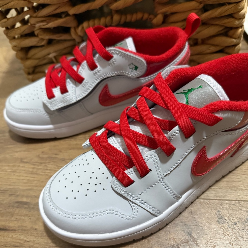 Air Jorden’s red and white